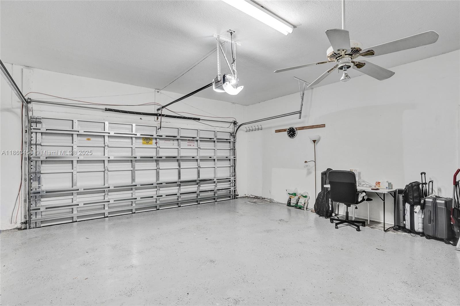 HOLLYWOOD LAKES COUNTRY C - Residential