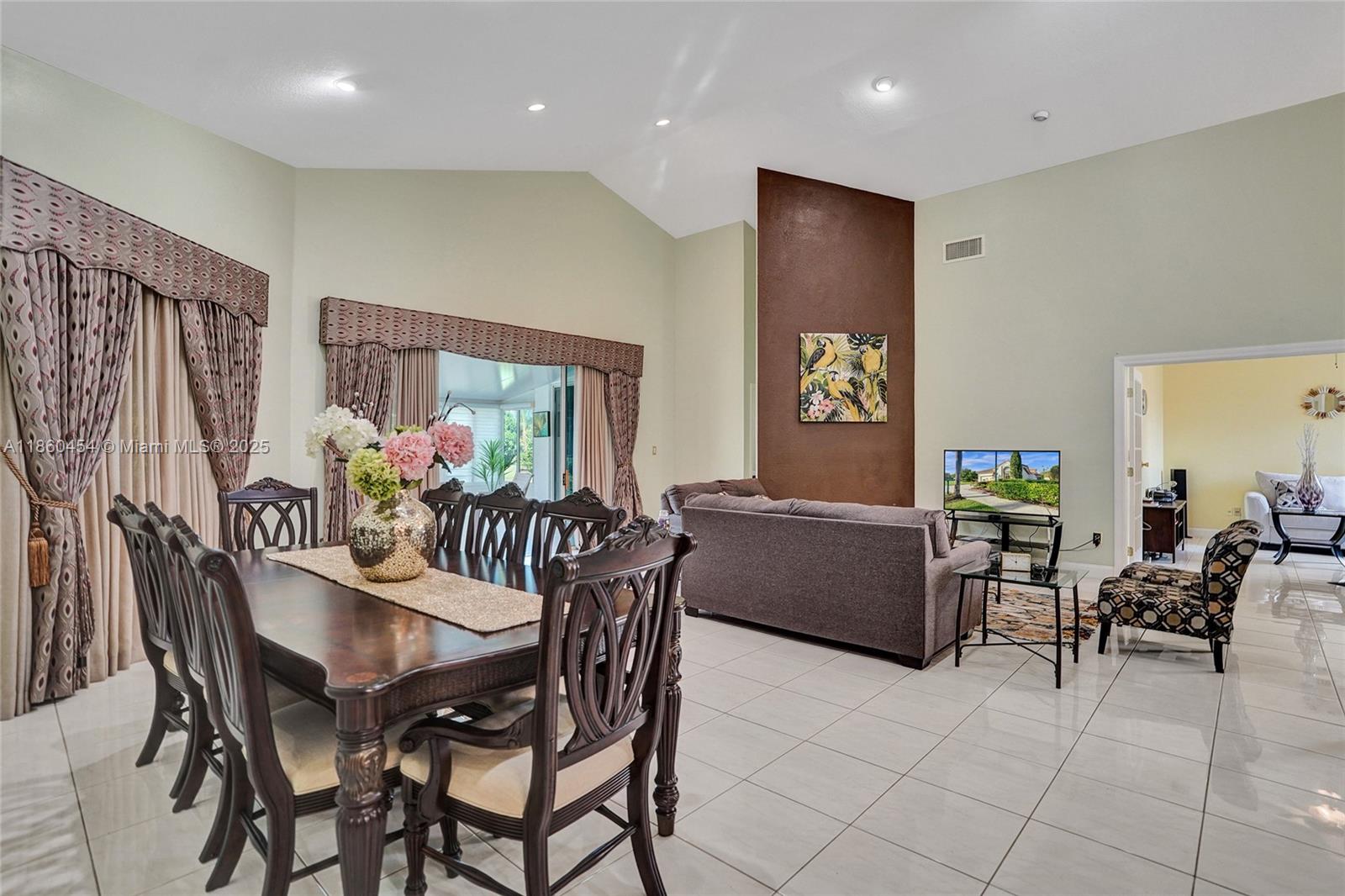 HOLLYWOOD LAKES COUNTRY C - Residential