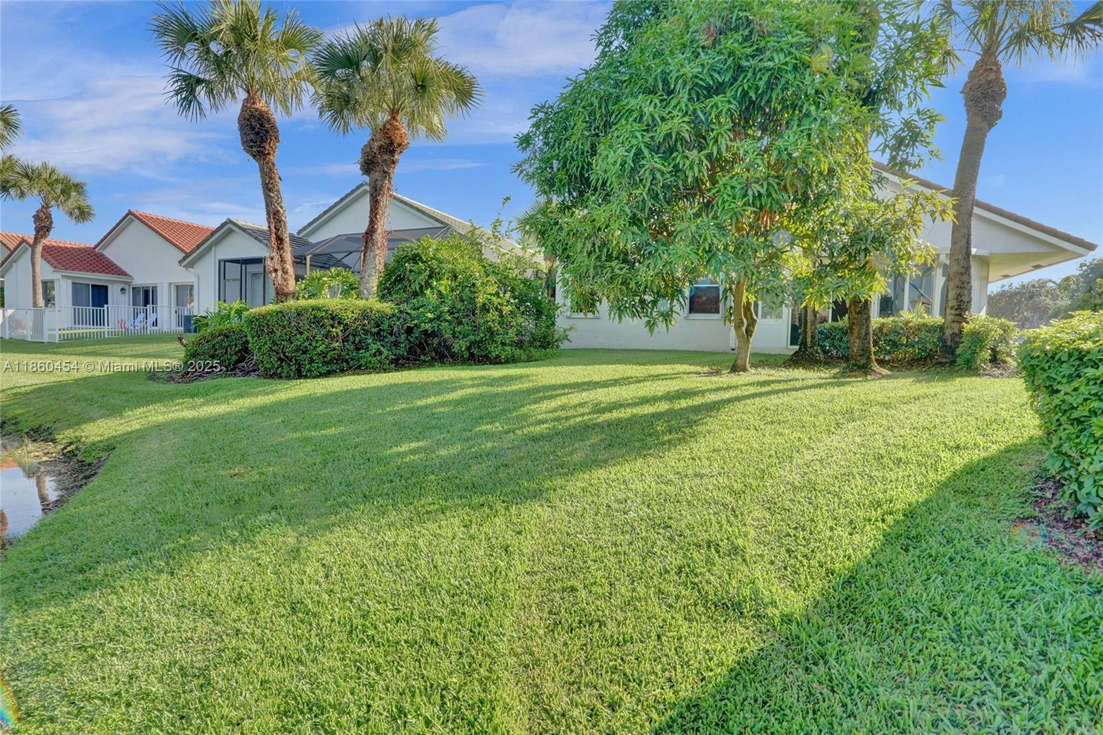 HOLLYWOOD LAKES COUNTRY C - Residential