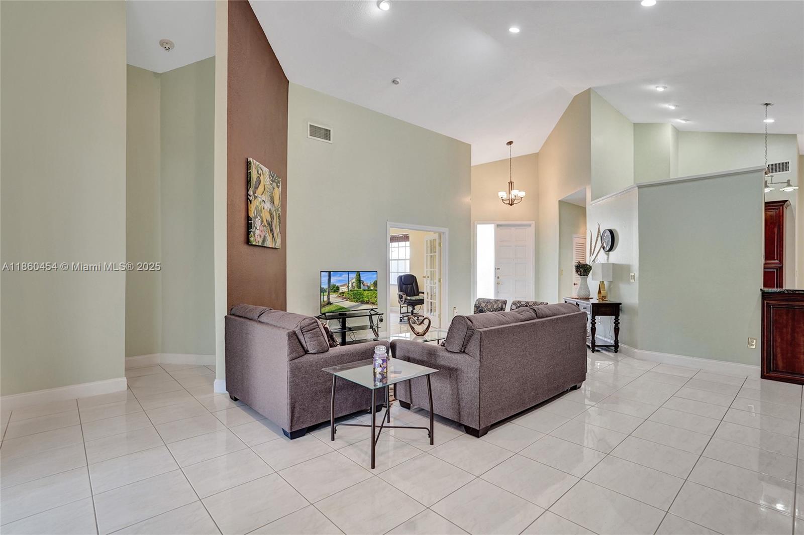 HOLLYWOOD LAKES COUNTRY C - Residential