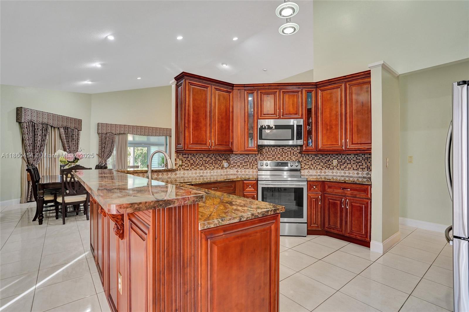 HOLLYWOOD LAKES COUNTRY C - Residential