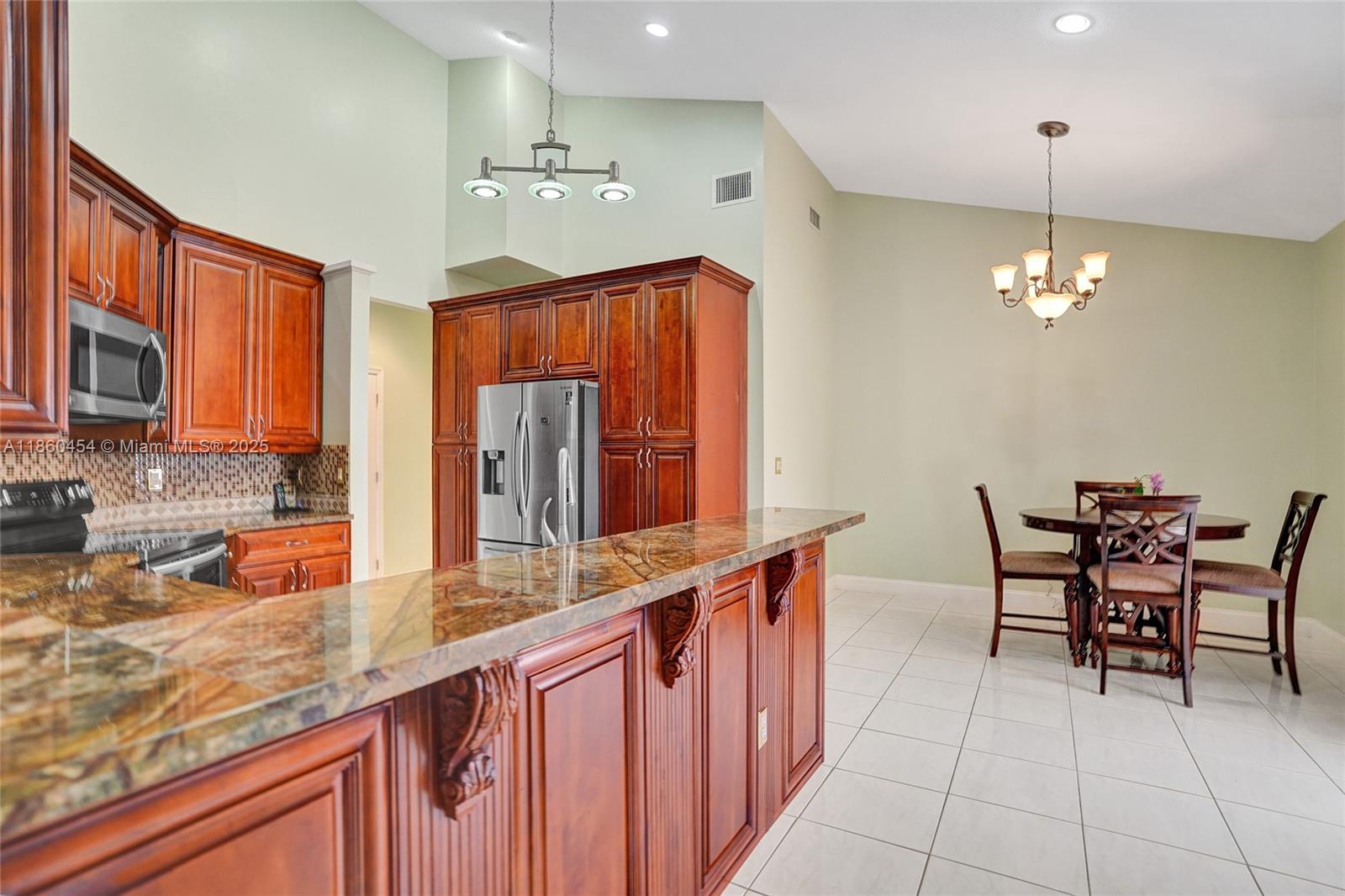 HOLLYWOOD LAKES COUNTRY C - Residential