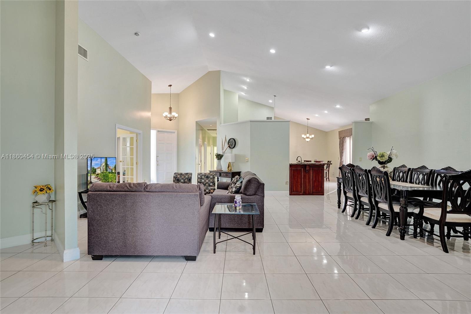 HOLLYWOOD LAKES COUNTRY C - Residential