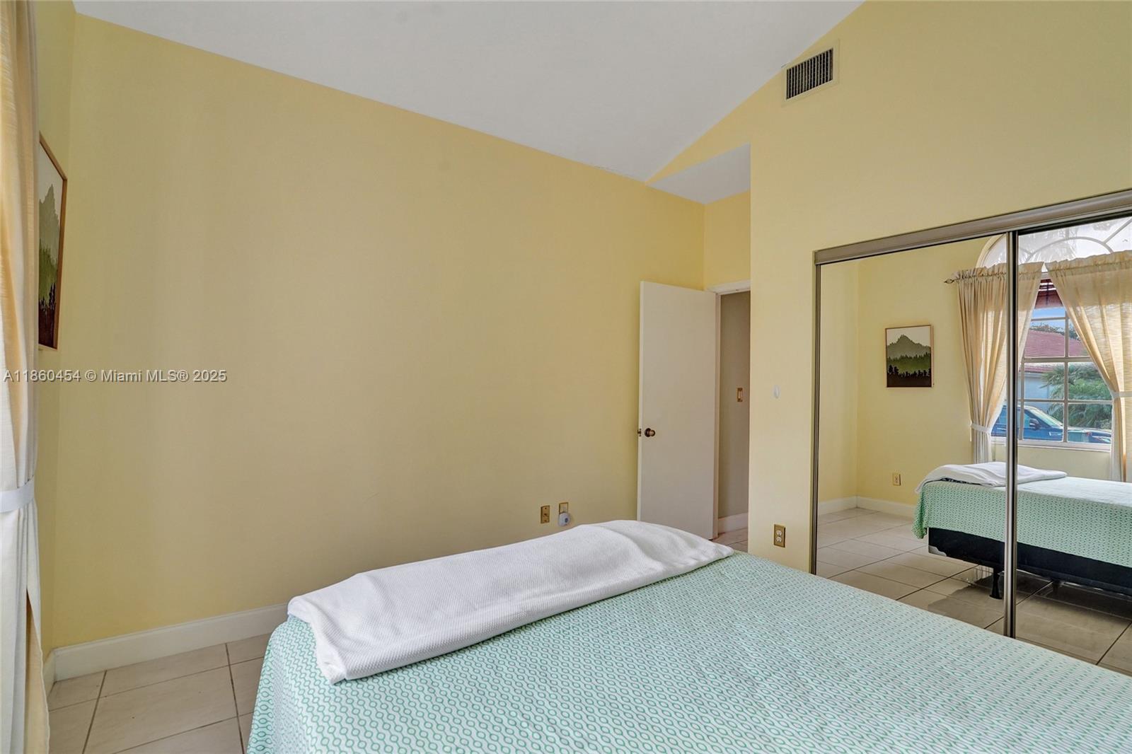 HOLLYWOOD LAKES COUNTRY C - Residential