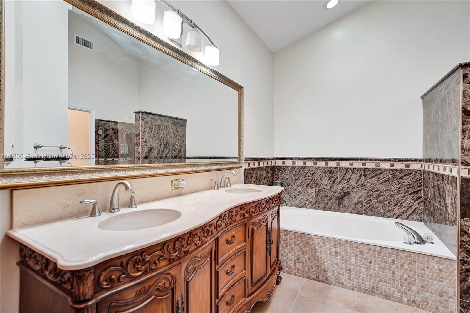 HOLLYWOOD LAKES COUNTRY C - Residential