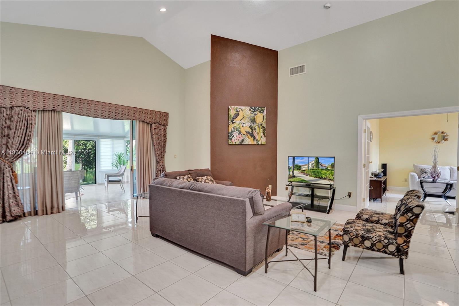 HOLLYWOOD LAKES COUNTRY C - Residential