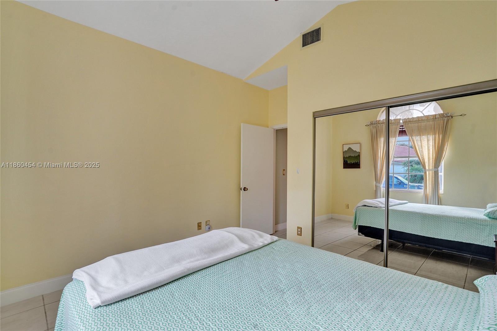 HOLLYWOOD LAKES COUNTRY C - Residential