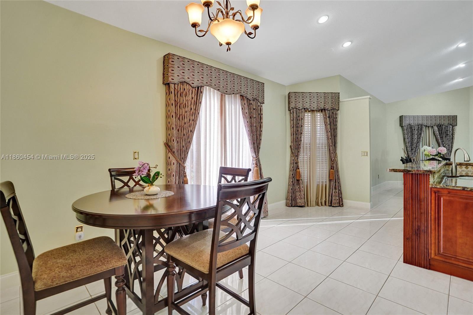 HOLLYWOOD LAKES COUNTRY C - Residential