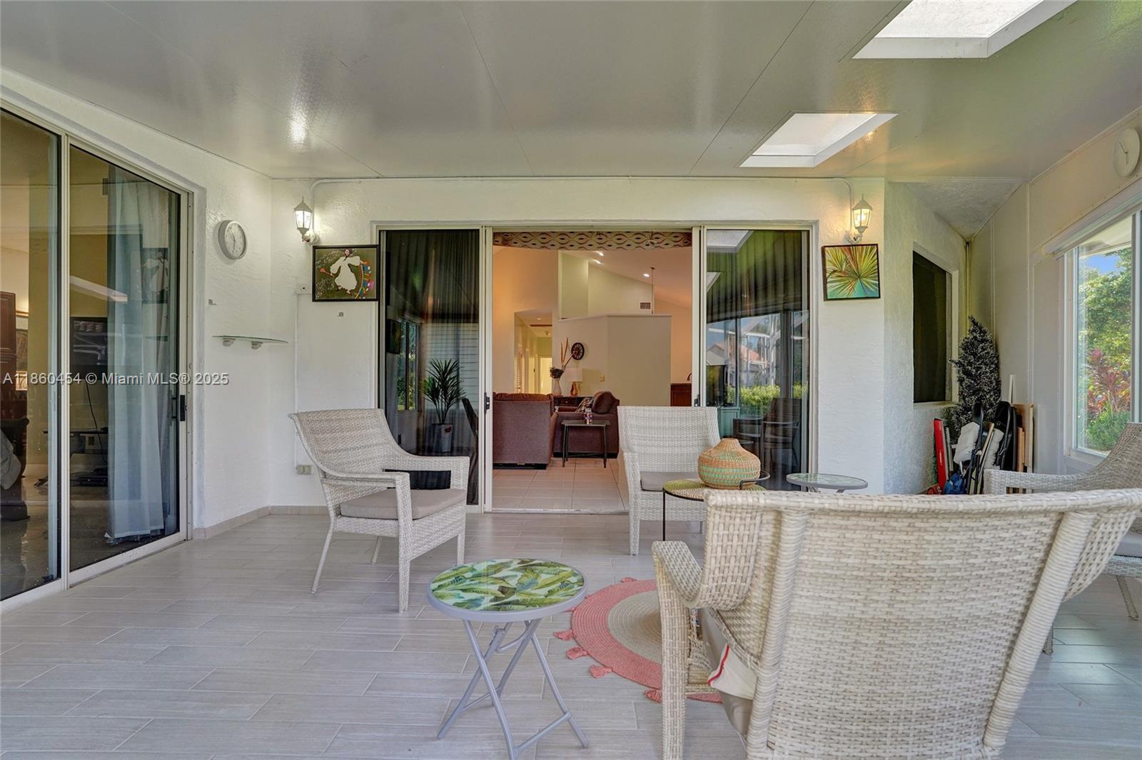 HOLLYWOOD LAKES COUNTRY C - Residential