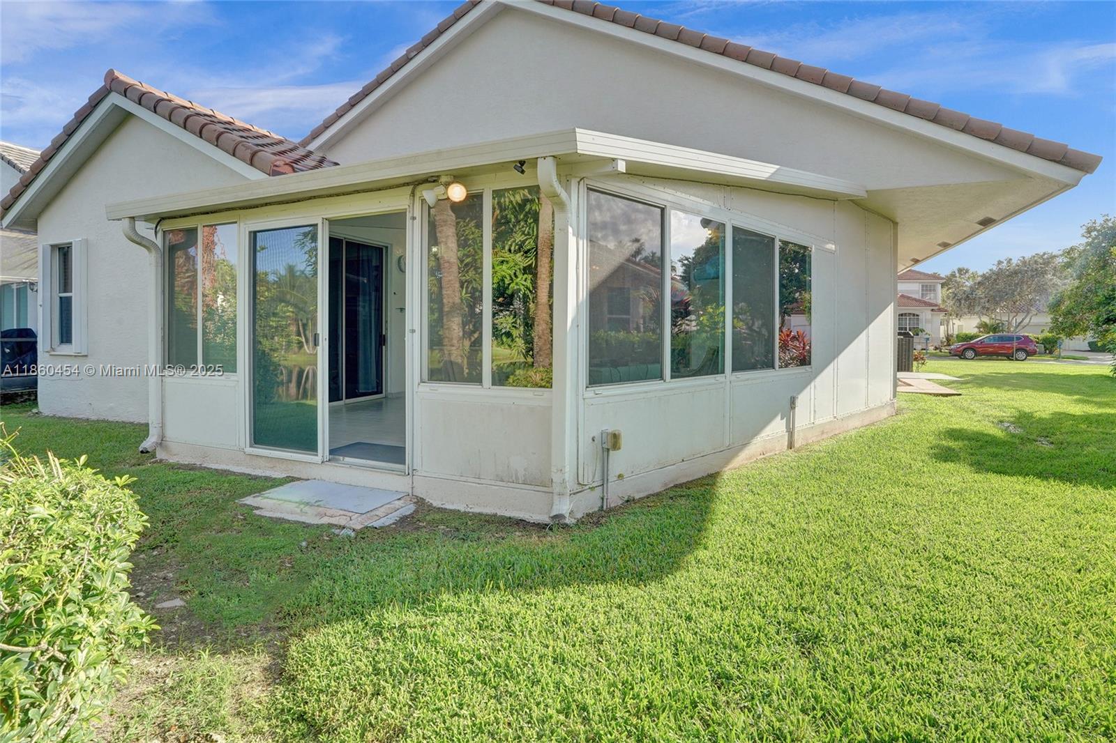 HOLLYWOOD LAKES COUNTRY C - Residential