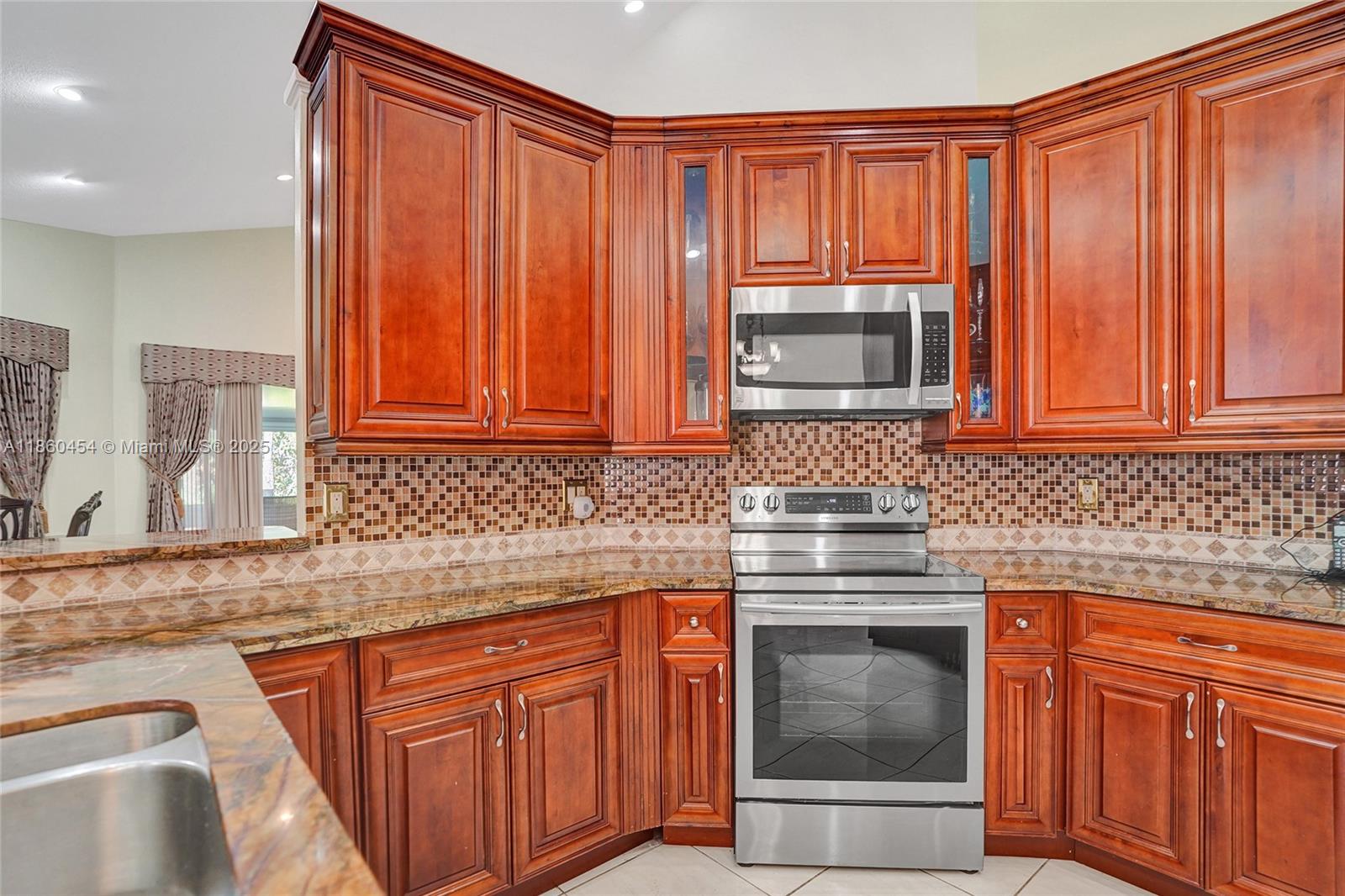 HOLLYWOOD LAKES COUNTRY C - Residential