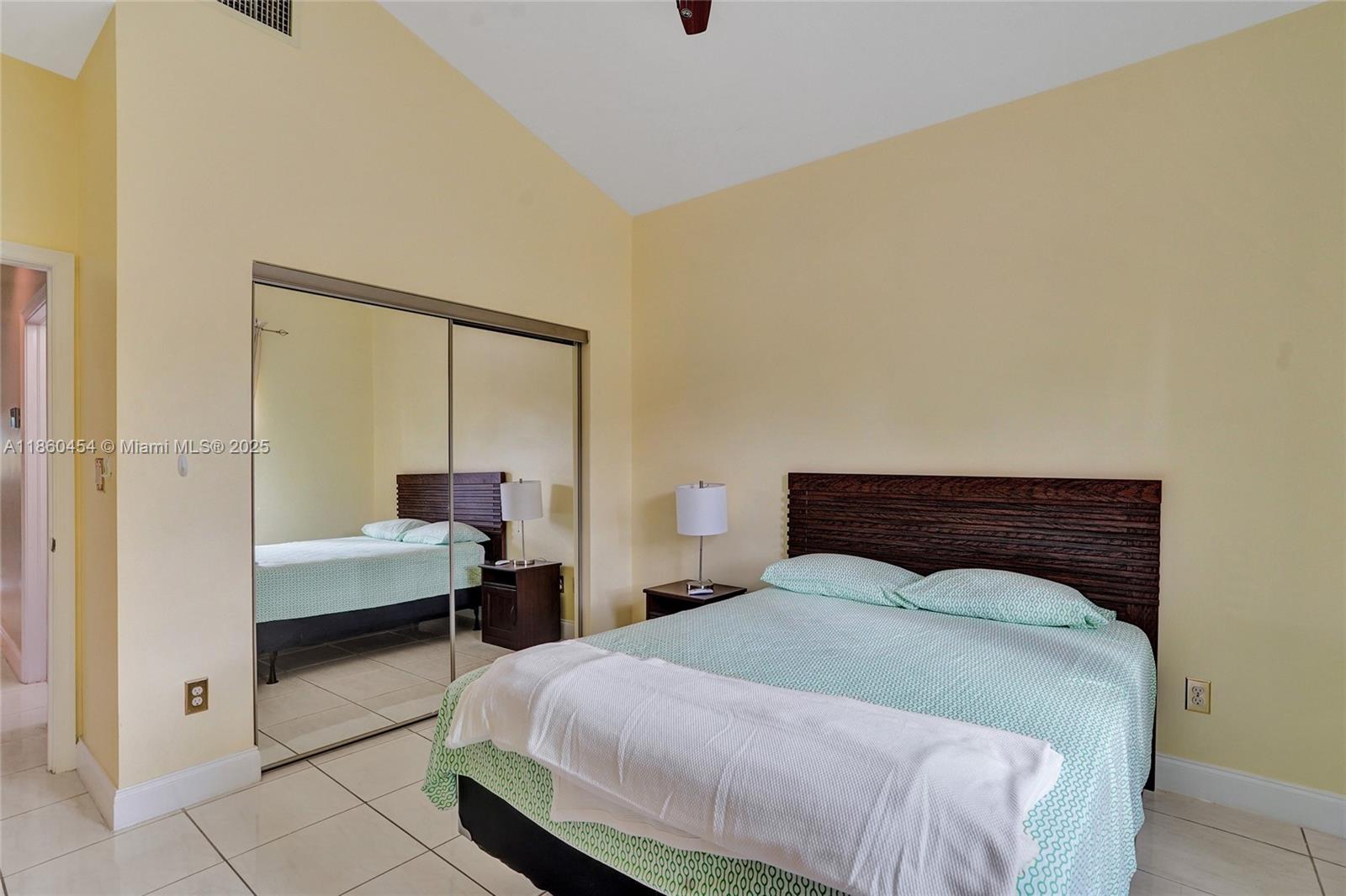 HOLLYWOOD LAKES COUNTRY C - Residential