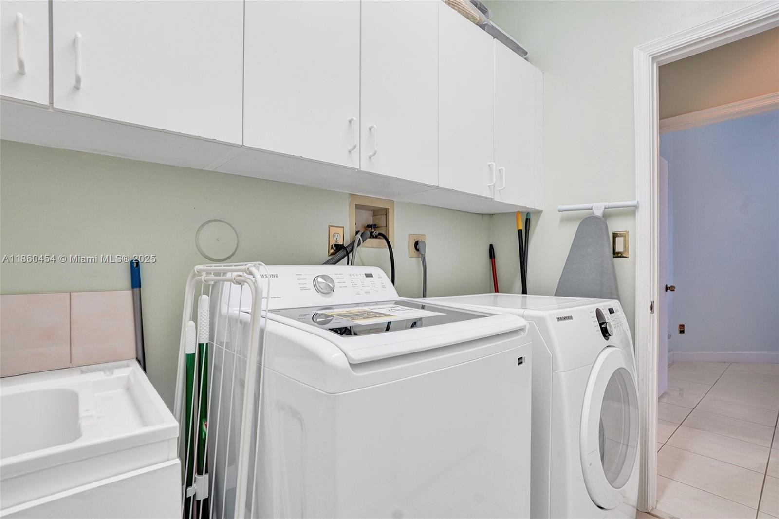 HOLLYWOOD LAKES COUNTRY C - Residential