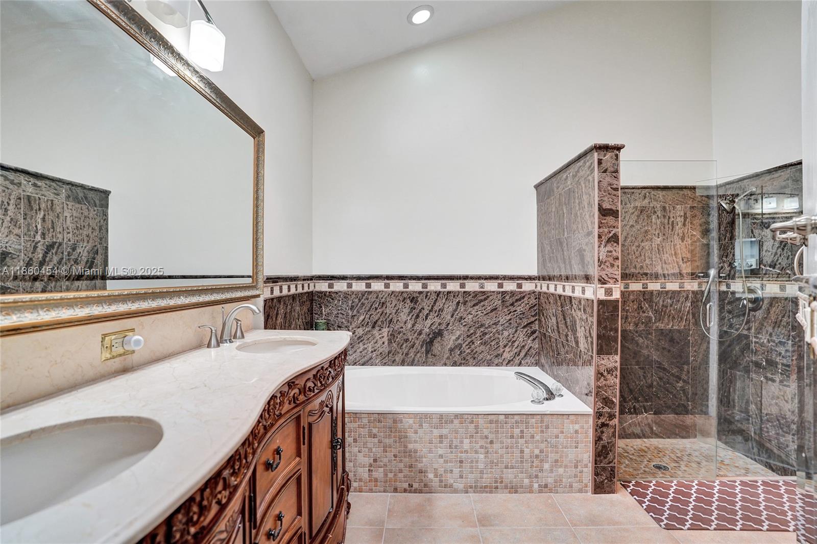 HOLLYWOOD LAKES COUNTRY C - Residential