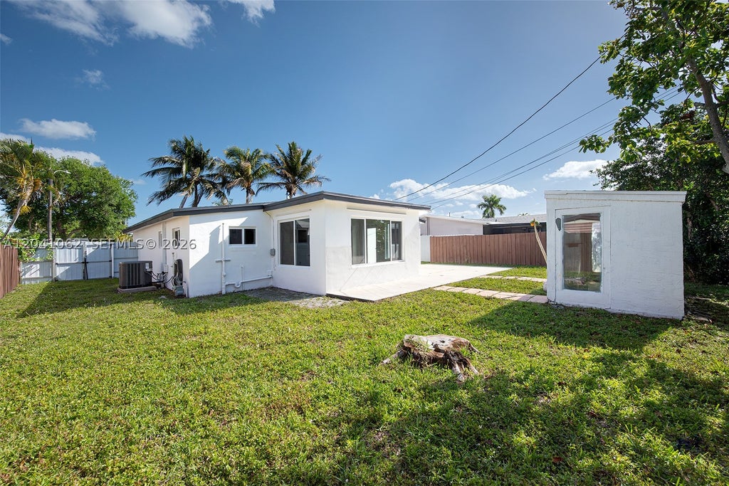 Photo of 3524 SW 14th St, Fort Lauderdale, FL 33312 (MLS # A12041062)