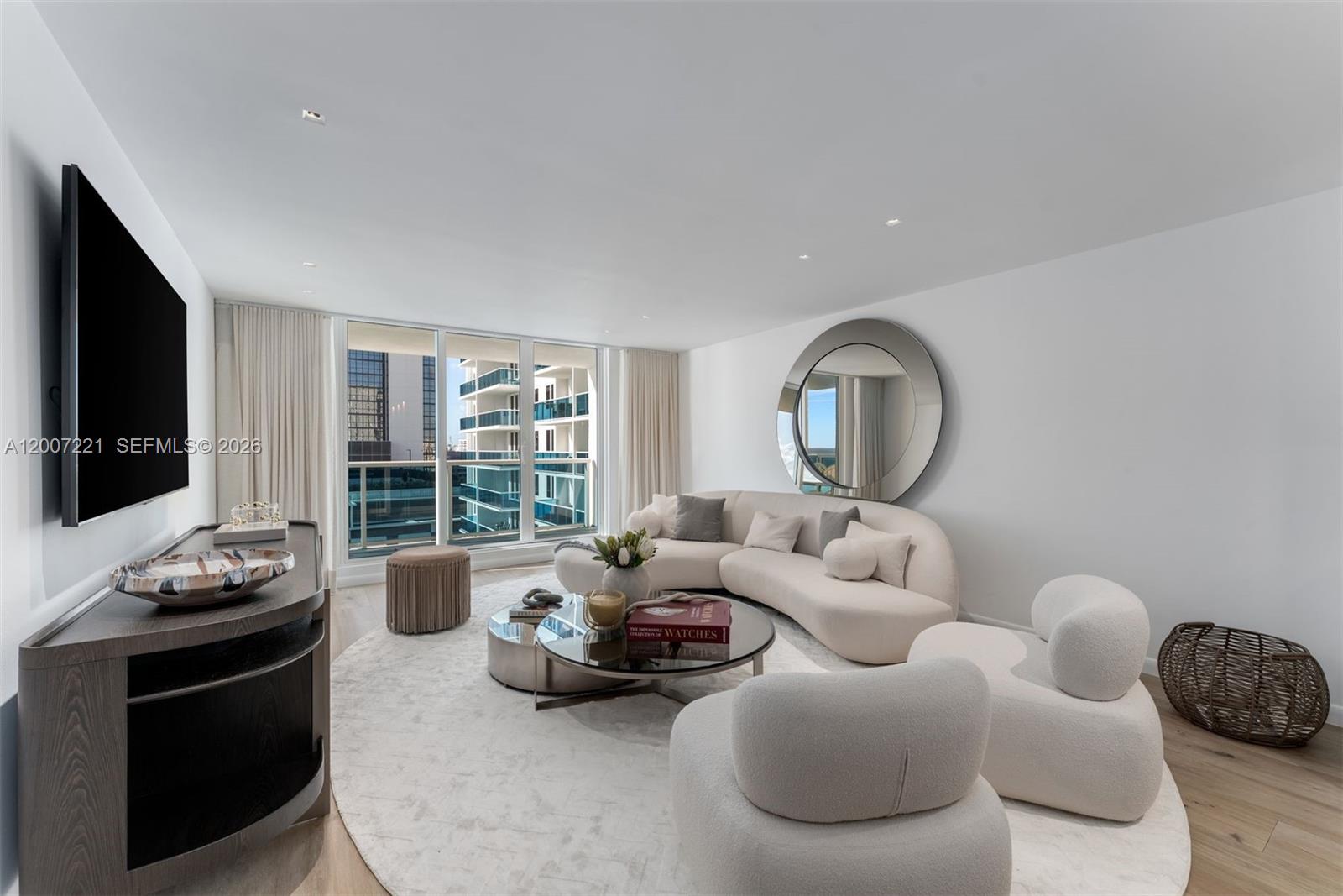 2301 Collins Ave 902