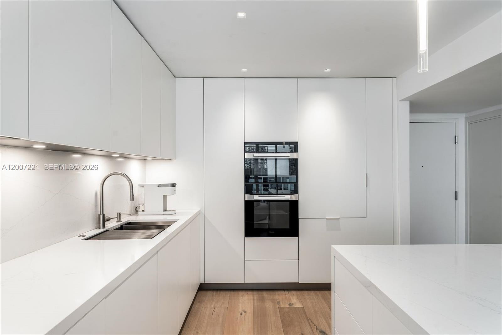 2301 Collins Ave 902