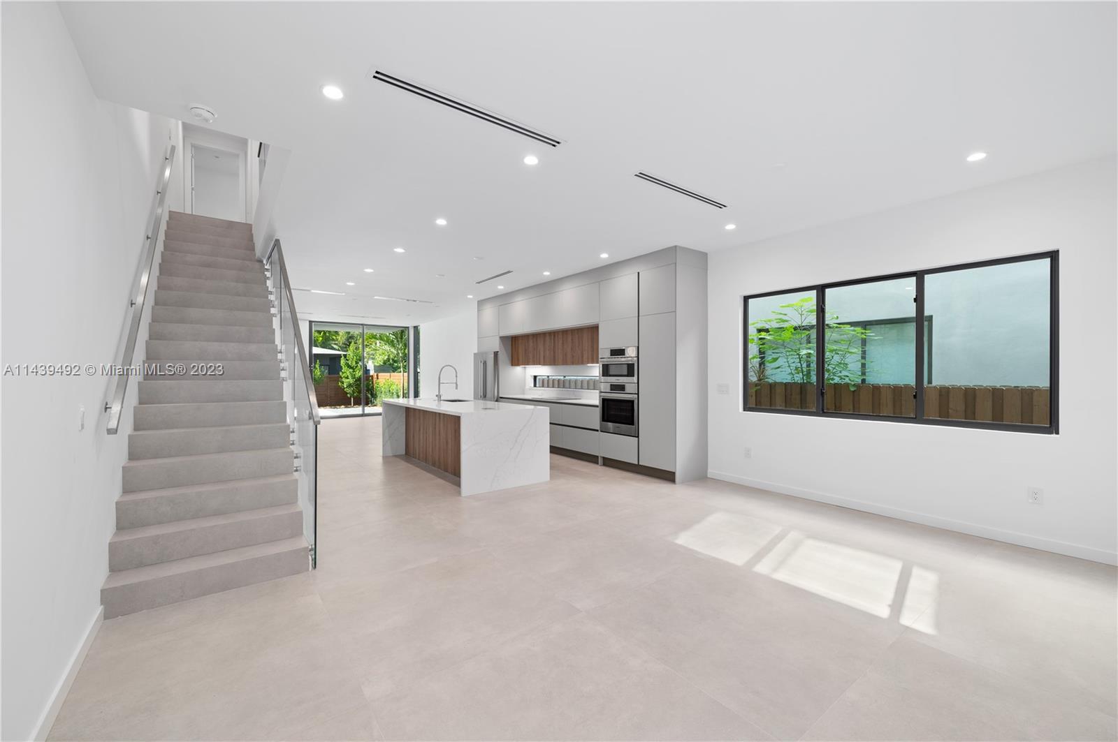 LINCOLN MANOR - Residential