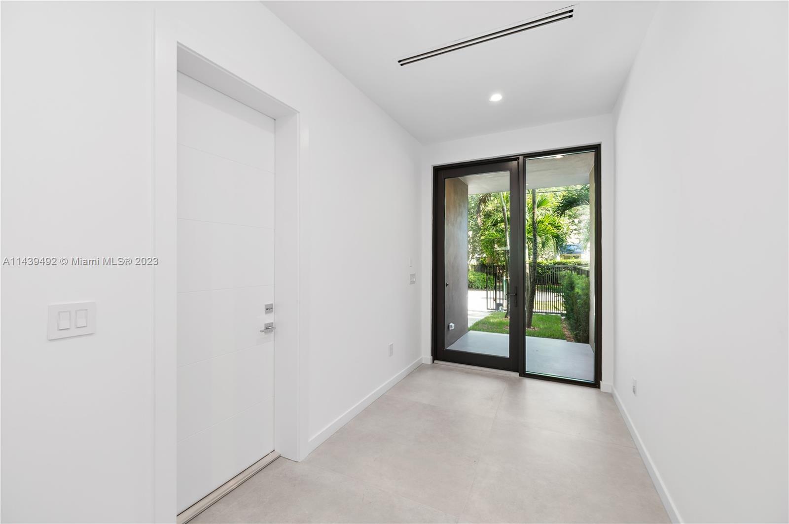 LINCOLN MANOR - Residential