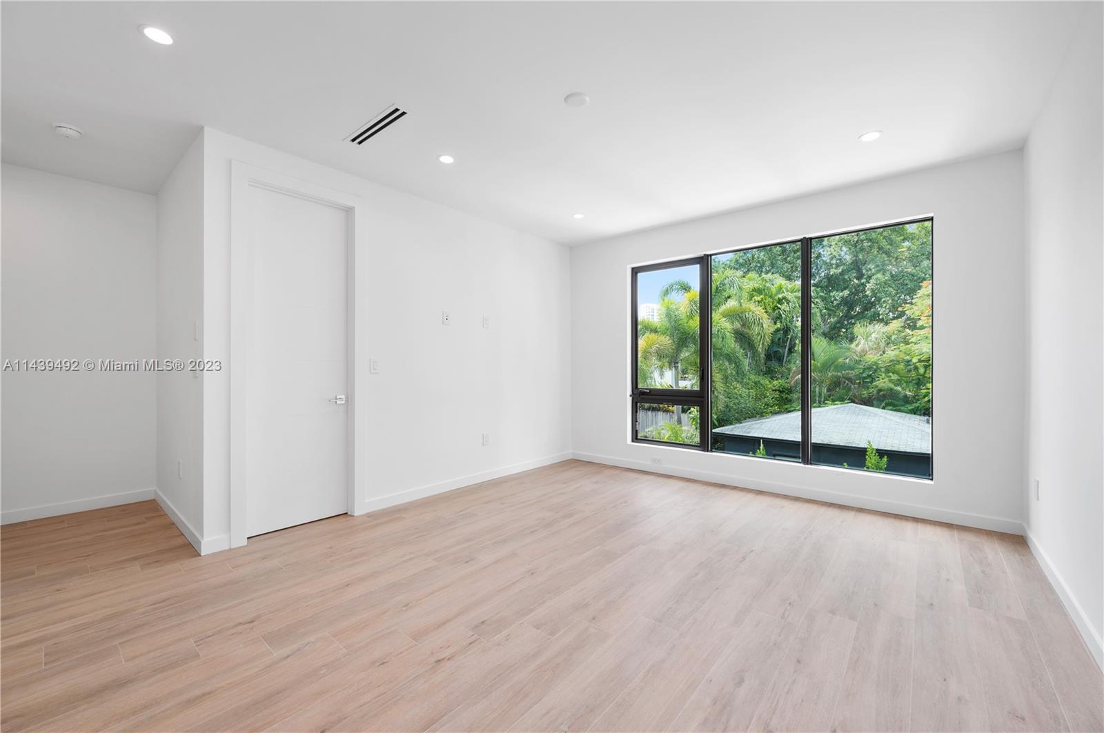 LINCOLN MANOR - Residential