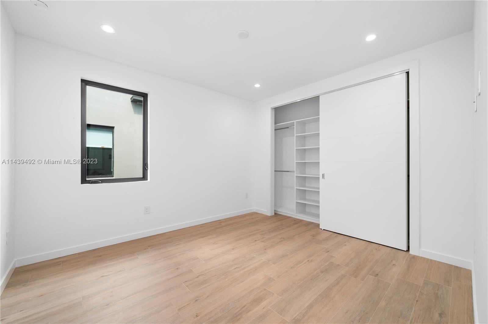 LINCOLN MANOR - Residential