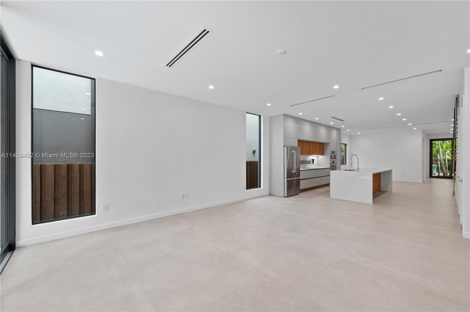 LINCOLN MANOR - Residential