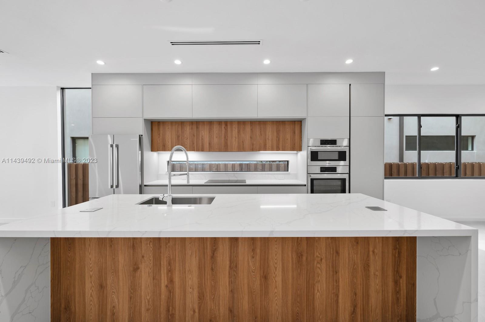 LINCOLN MANOR - Residential