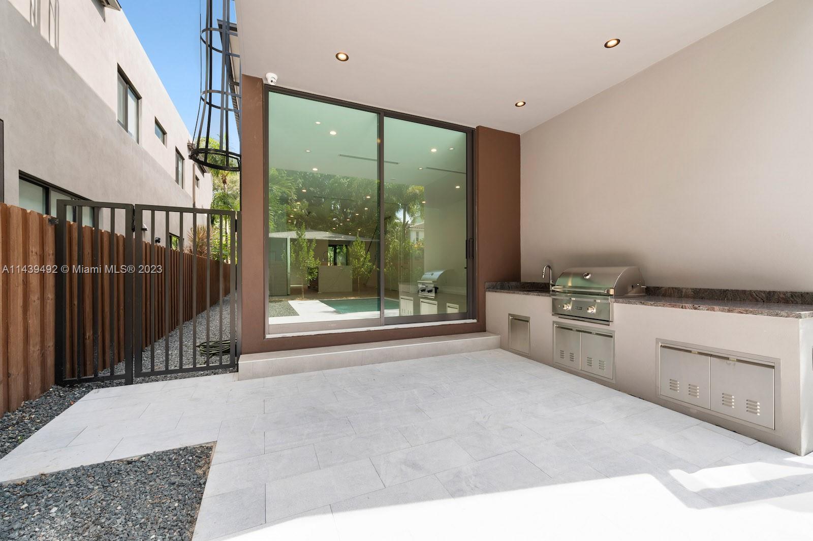 LINCOLN MANOR - Residential