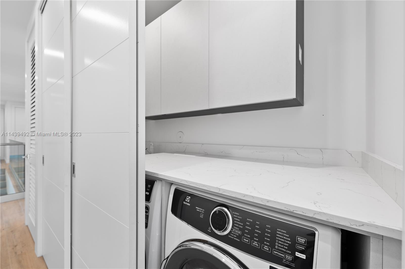 LINCOLN MANOR - Residential