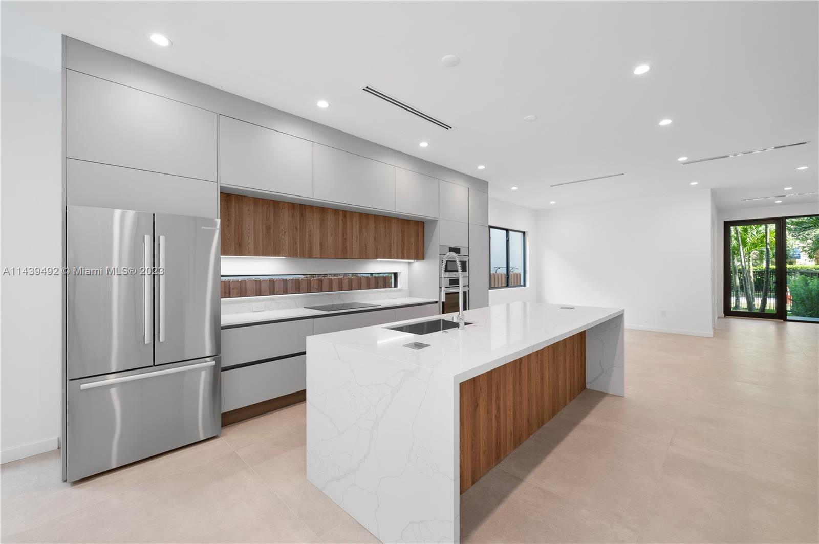 LINCOLN MANOR - Residential