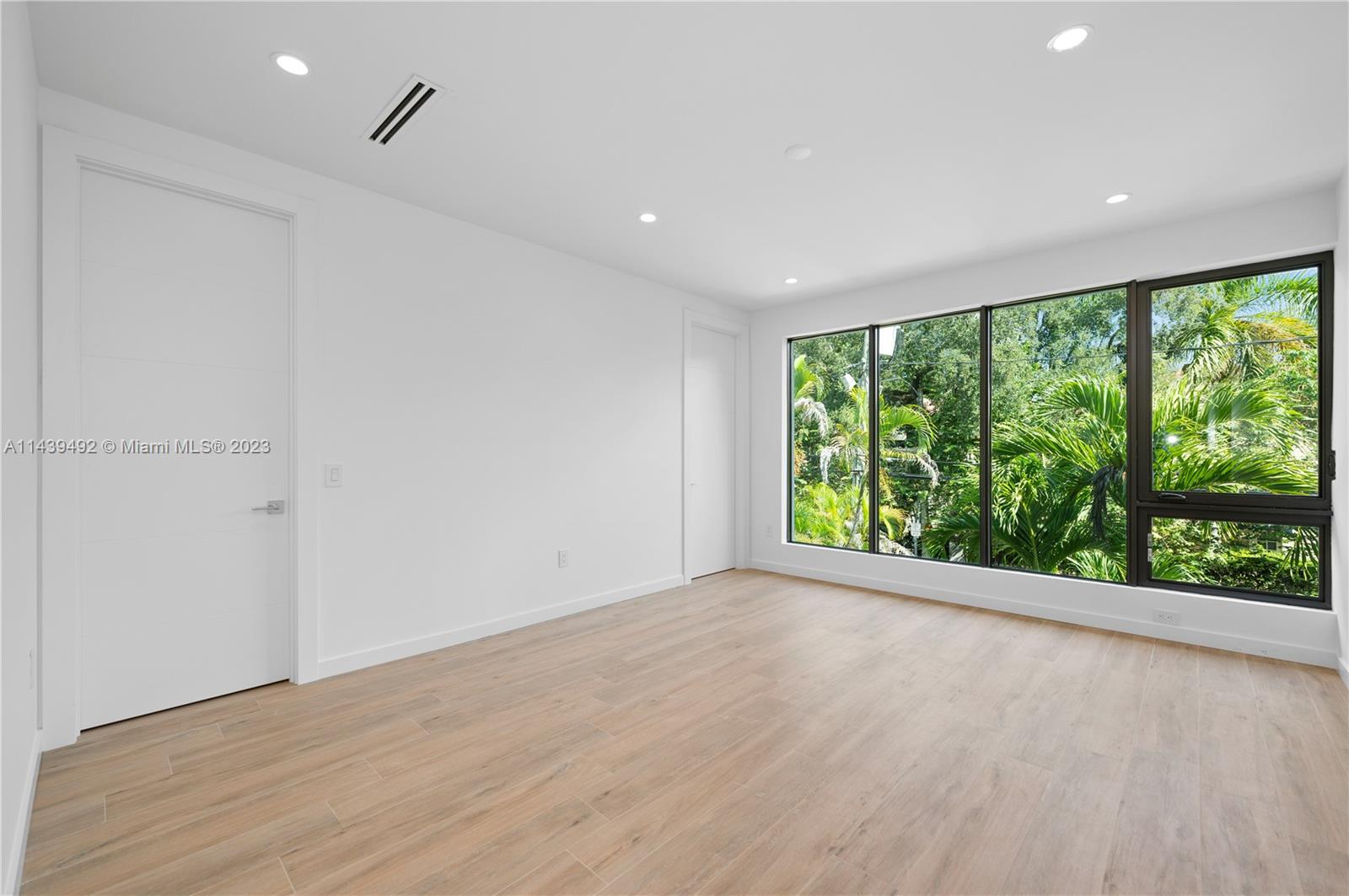 LINCOLN MANOR - Residential