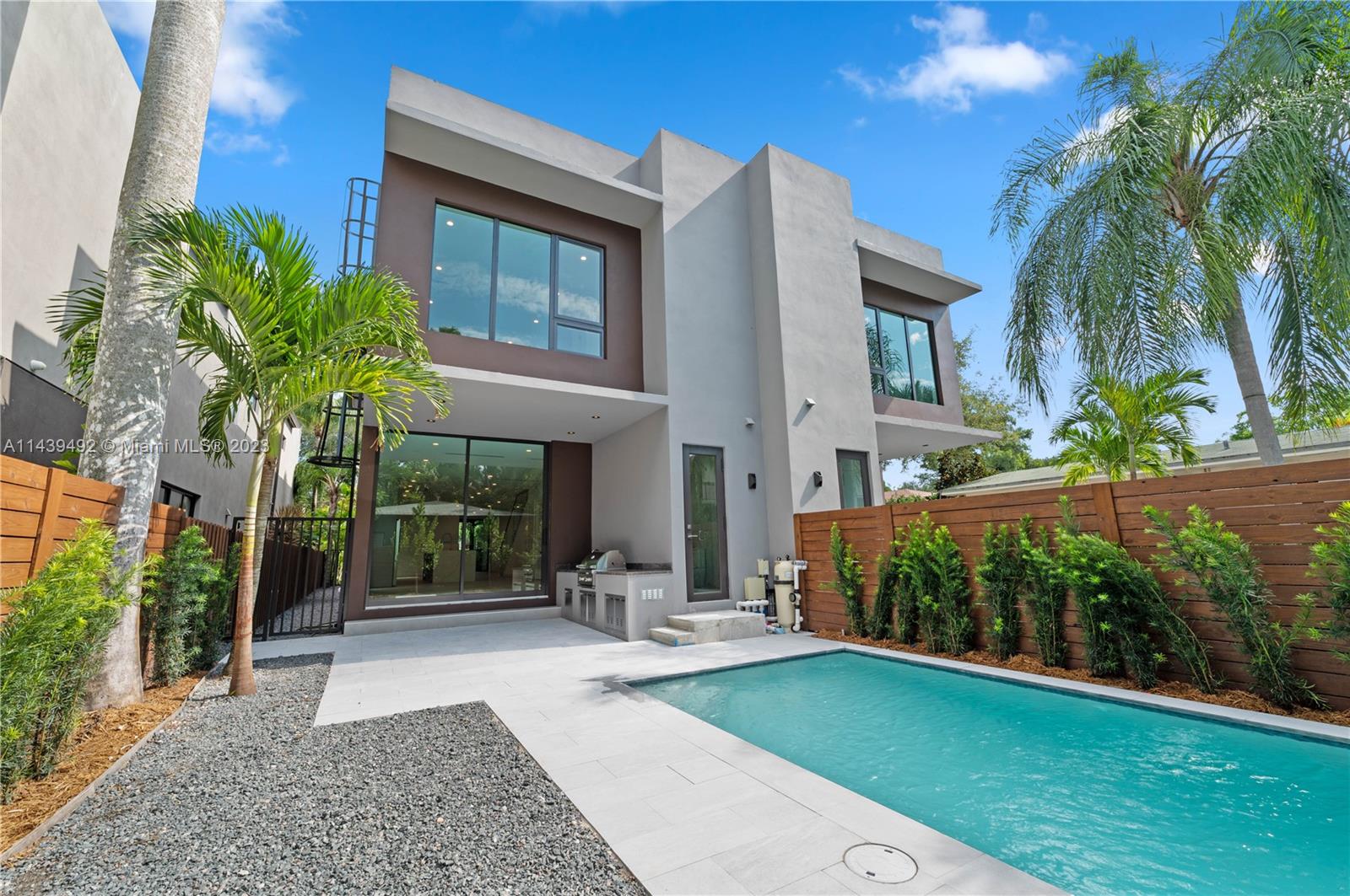 LINCOLN MANOR - Residential