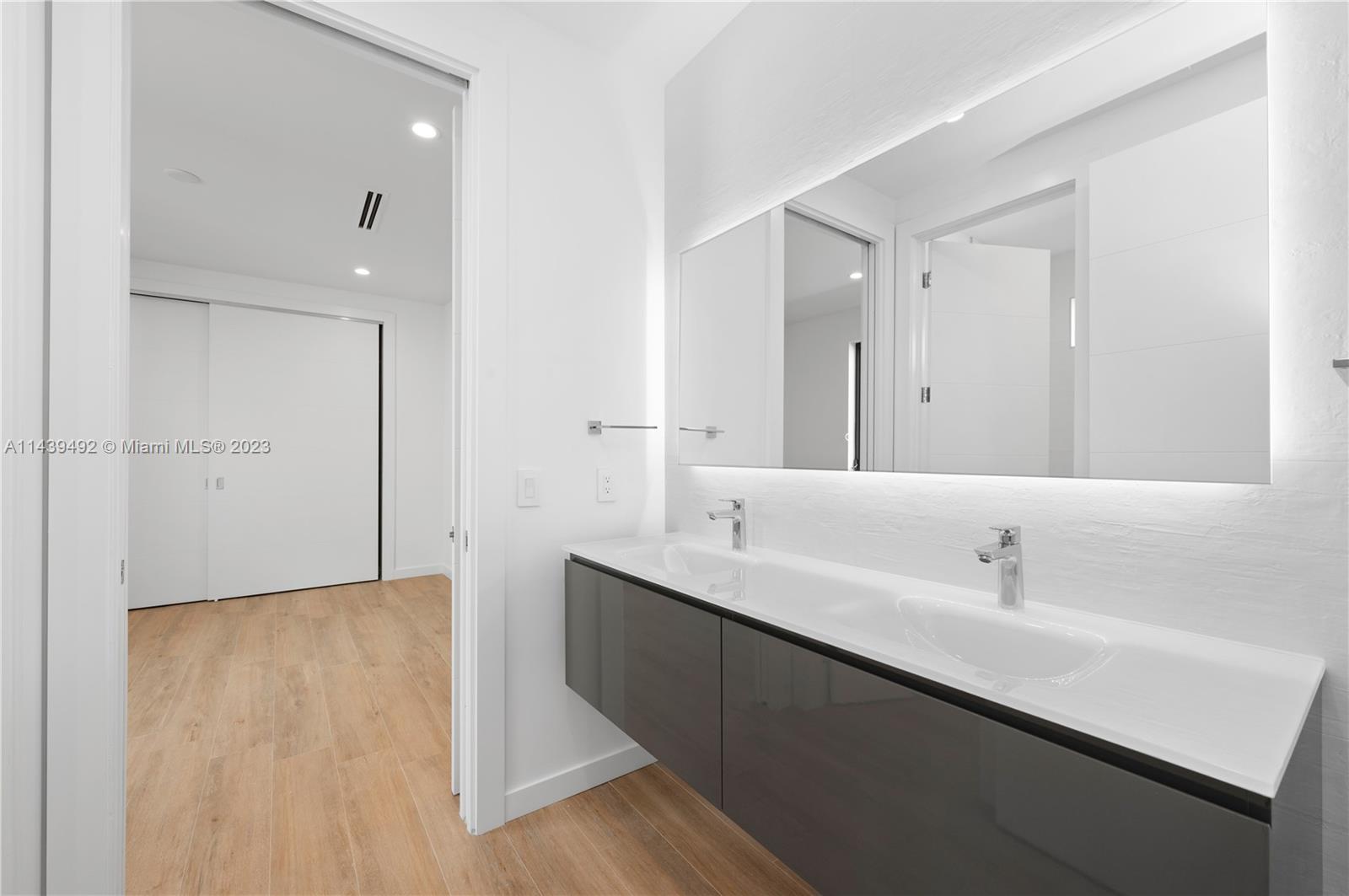 LINCOLN MANOR - Residential