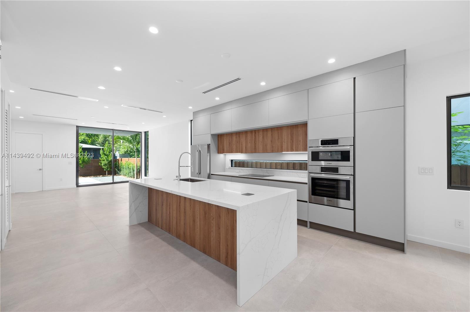 LINCOLN MANOR - Residential