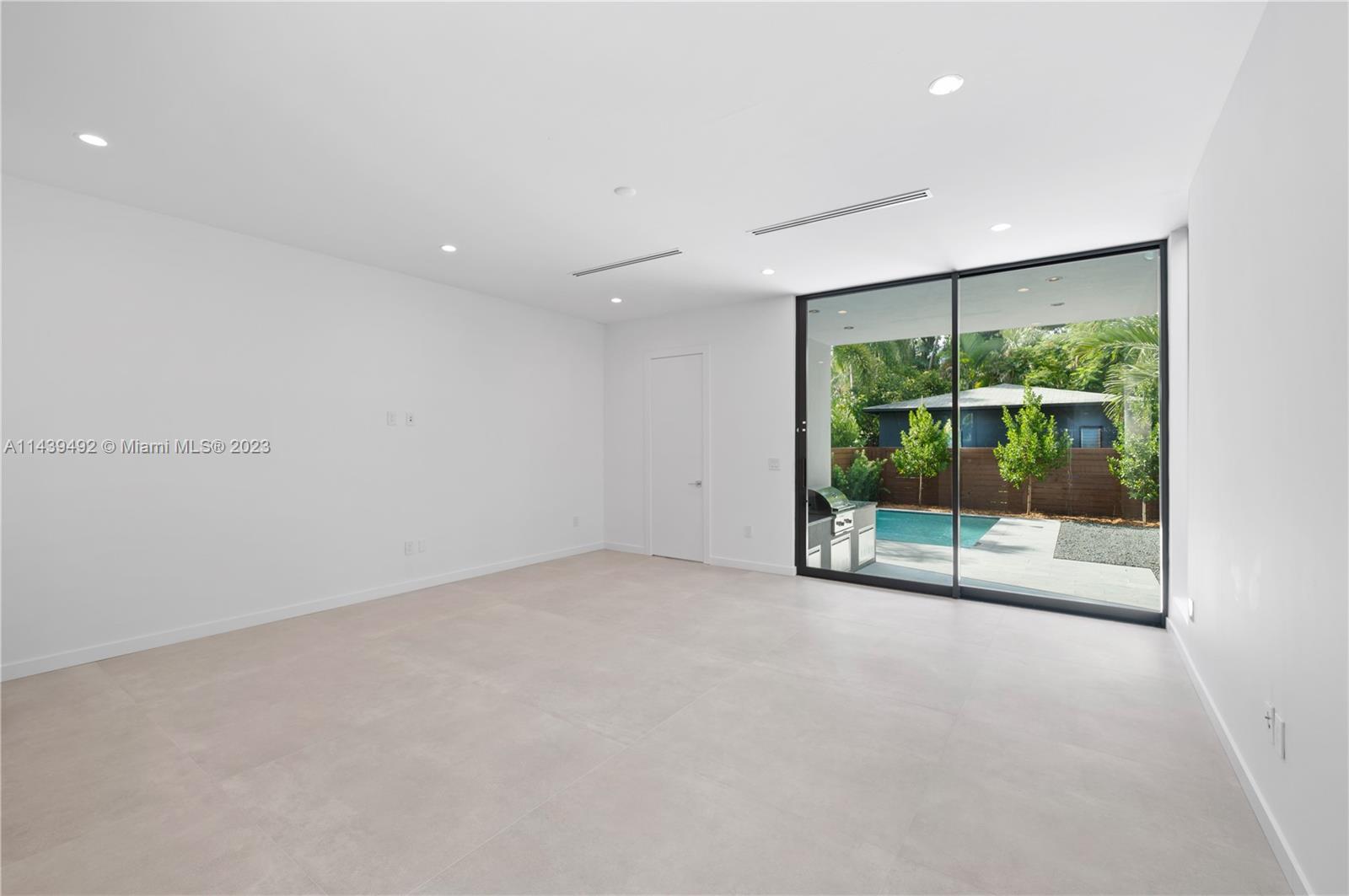 LINCOLN MANOR - Residential