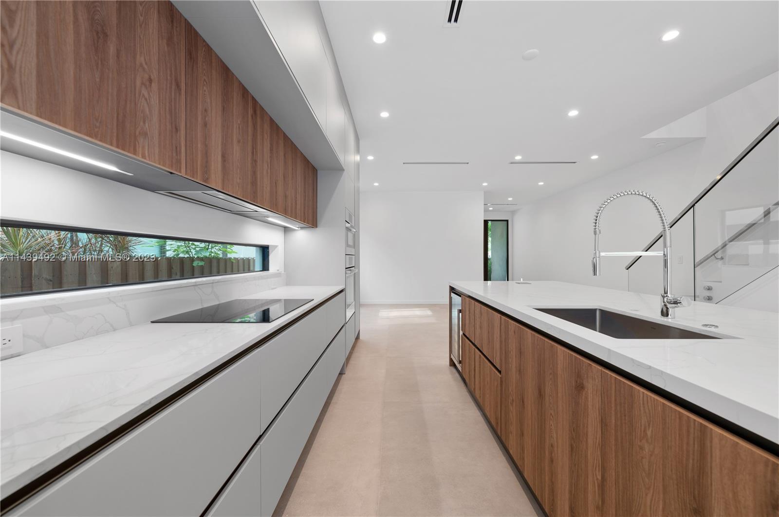 LINCOLN MANOR - Residential