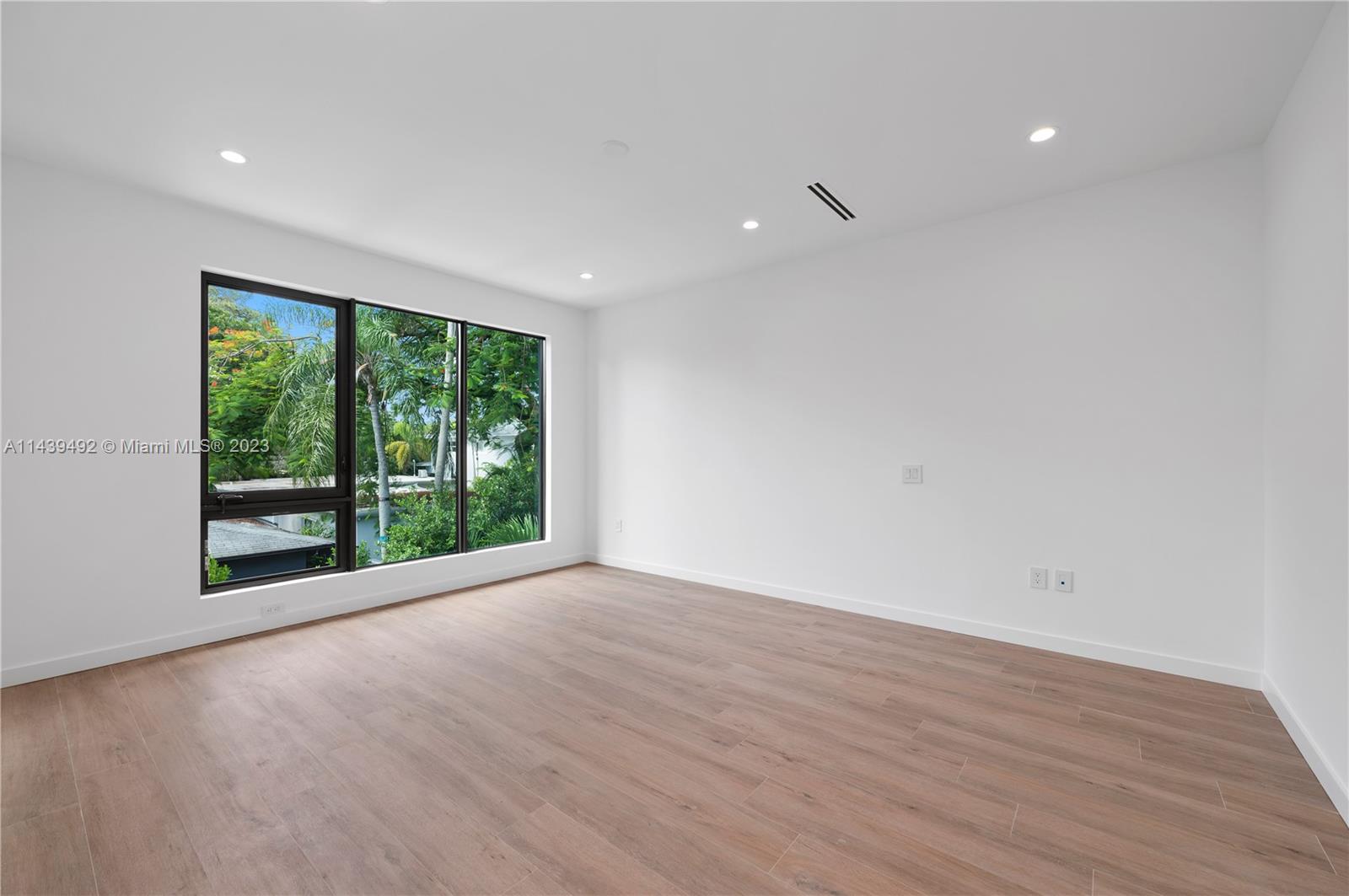 LINCOLN MANOR - Residential