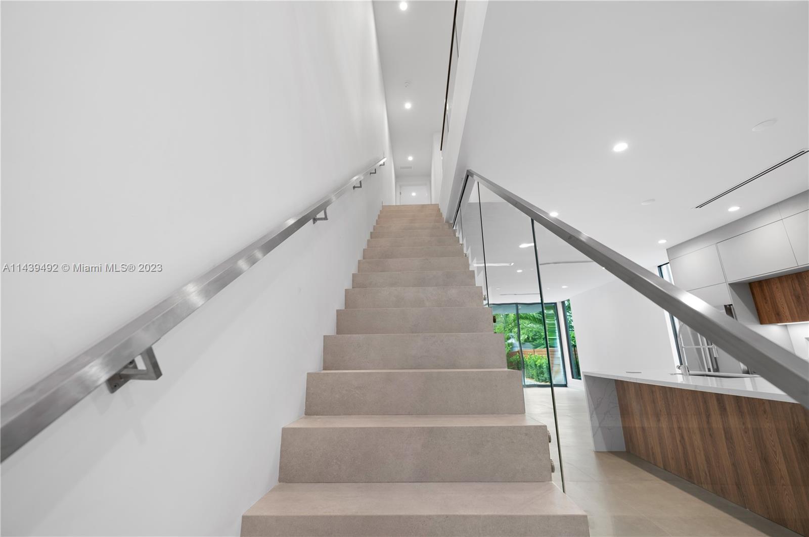 LINCOLN MANOR - Residential