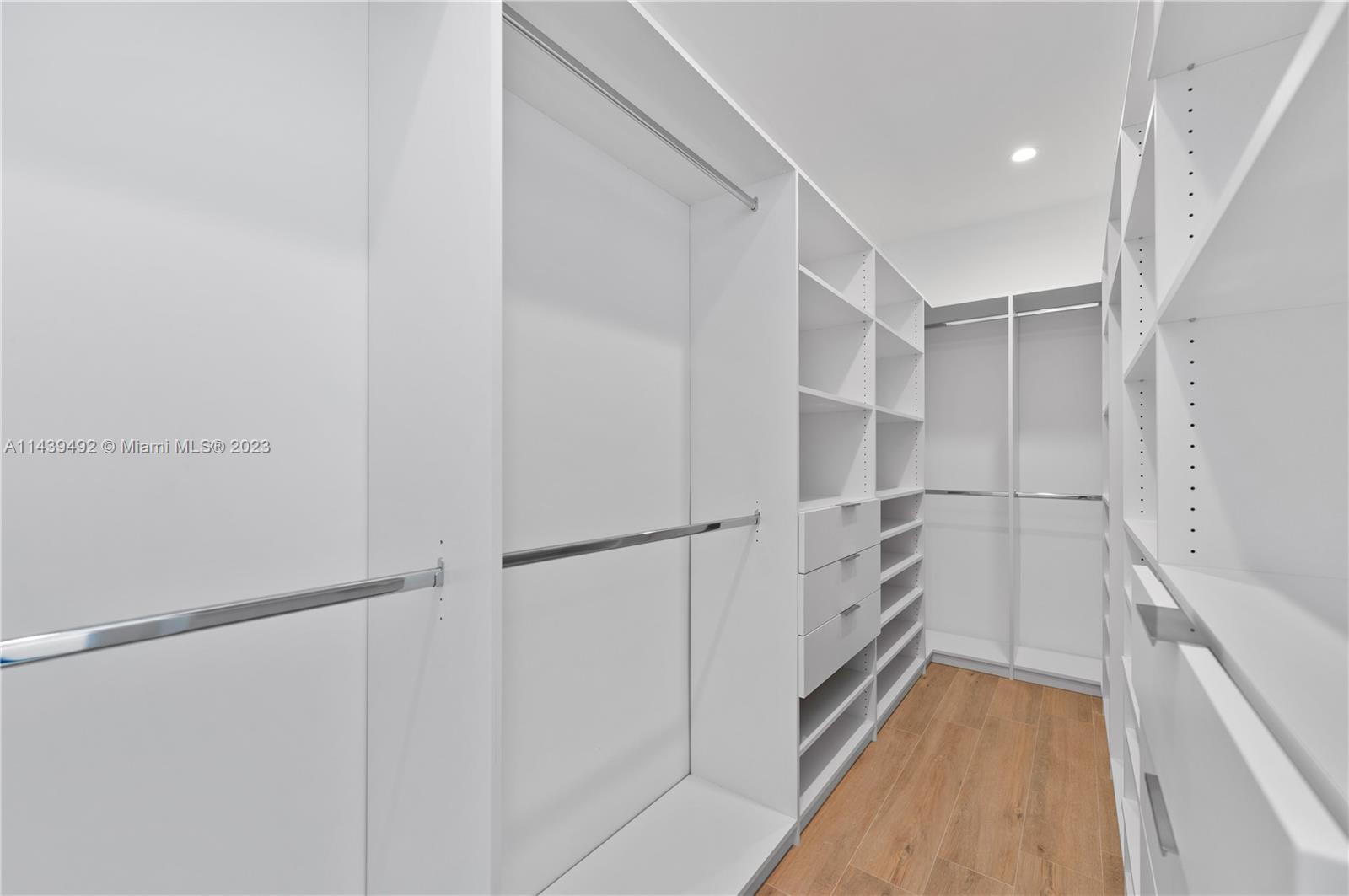 LINCOLN MANOR - Residential