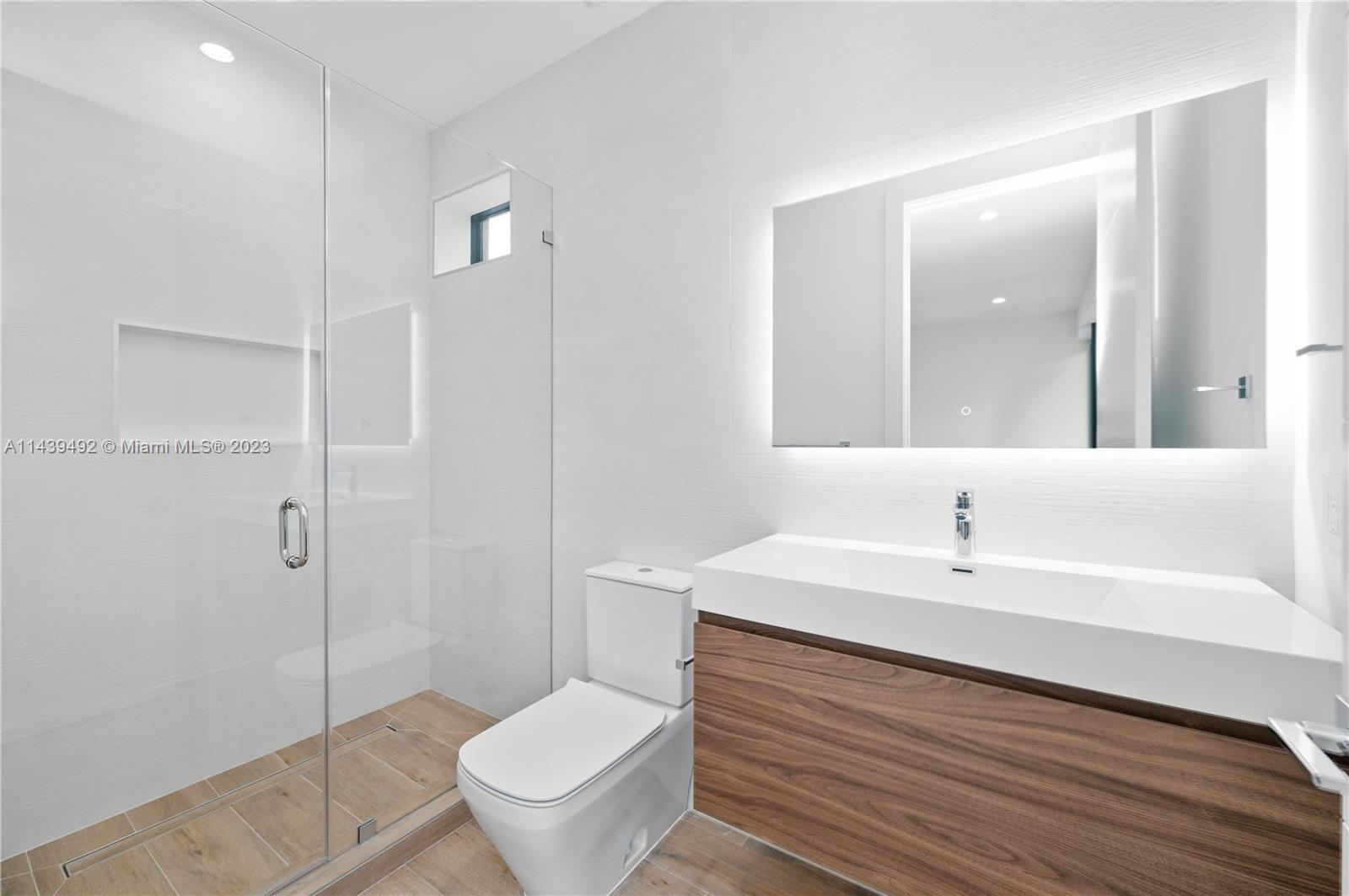 LINCOLN MANOR - Residential