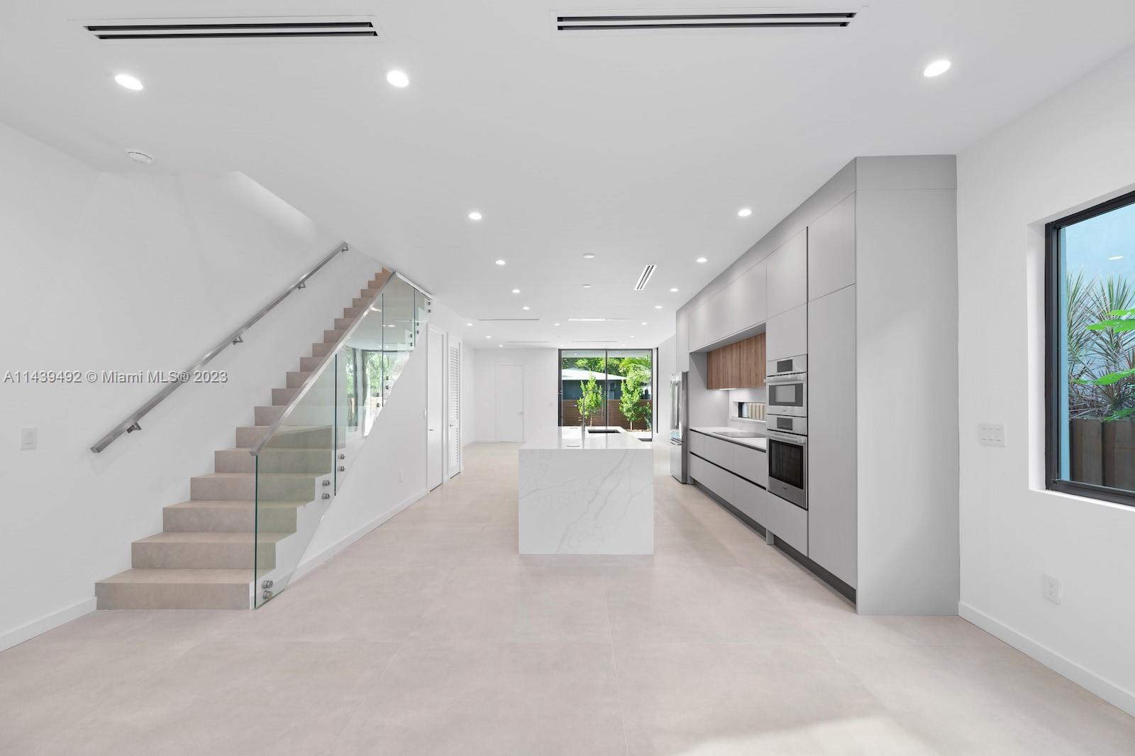 LINCOLN MANOR - Residential