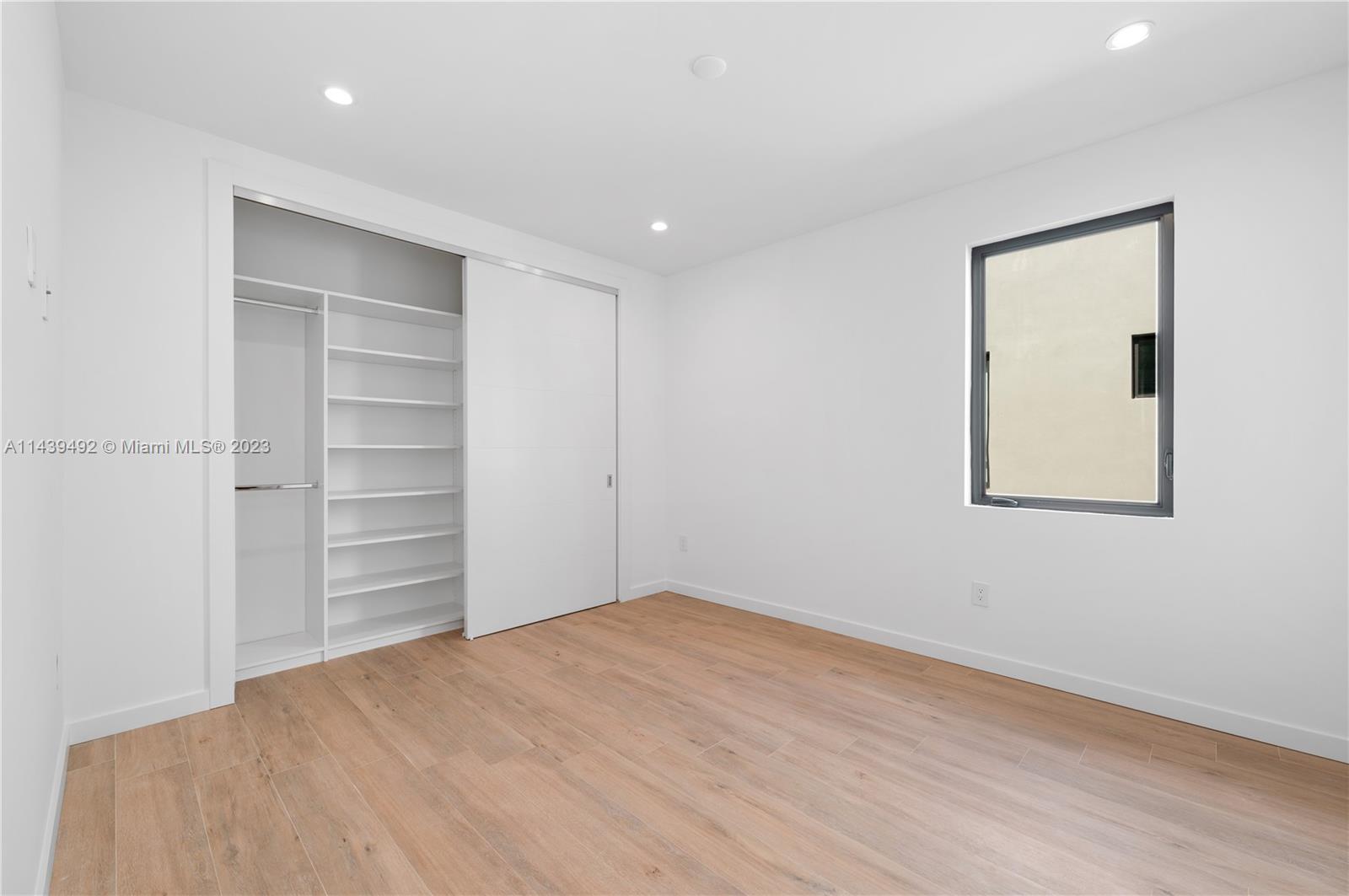 LINCOLN MANOR - Residential