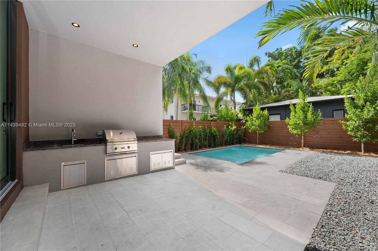 LINCOLN MANOR - Residential