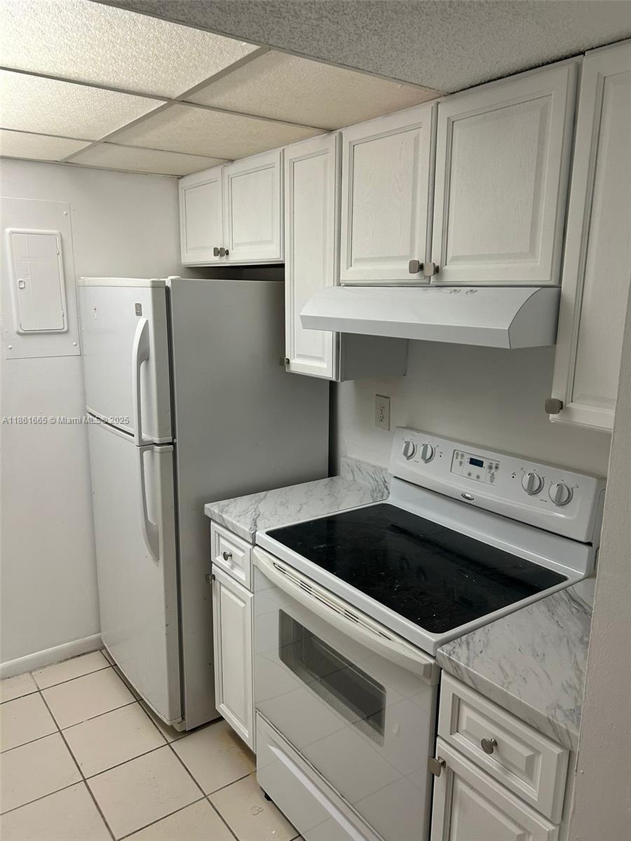 Beautiful Fully Renovated 1/1 Apartment in Soleil Lake!
Discover this charming 1-bedroom, 1-bathroom apartment, fully remodeled and located in the peaceful, well-maintained community of Soleil Lake. This unit features a modern design with updated finishes, a kitchen with brand-new white appliances, new countertops, and a bathroom renovated with a sleek, contemporary style.
Perfect as a primary residence or investment property, the apartment offers plenty of natural light, generous storage space, and an excellent layout. The community includes green areas, a swimming pool, and a calm, pleasant atmosphere to enjoy every day.
Prime location — close to shopping centers, restaurants, major highways, and just minutes from great schools.
Don’t miss the opportunity to live in or invest