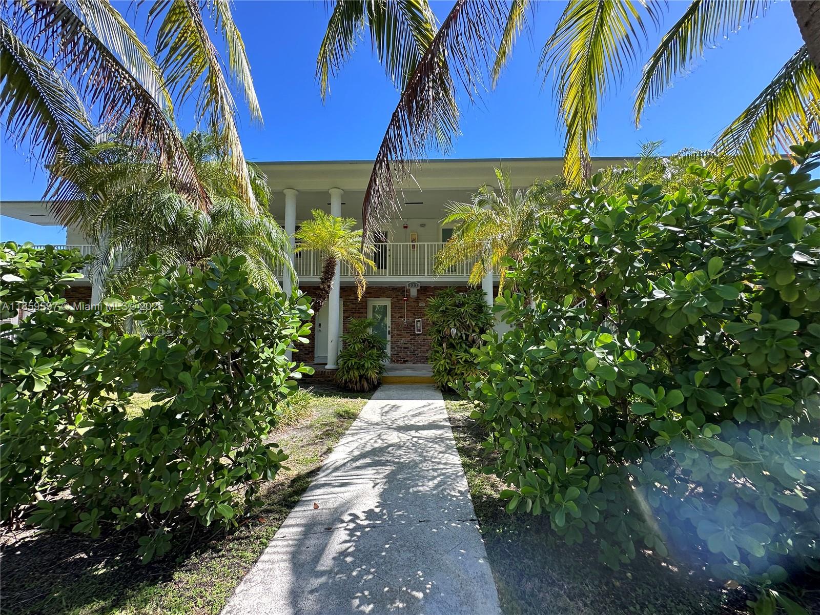 Great one bedroom walking distance to the beach, shopping, and restaurants. Short drive to downtown and brickle!
Enjoy resort living in the beautiful Key Biscayne! ....