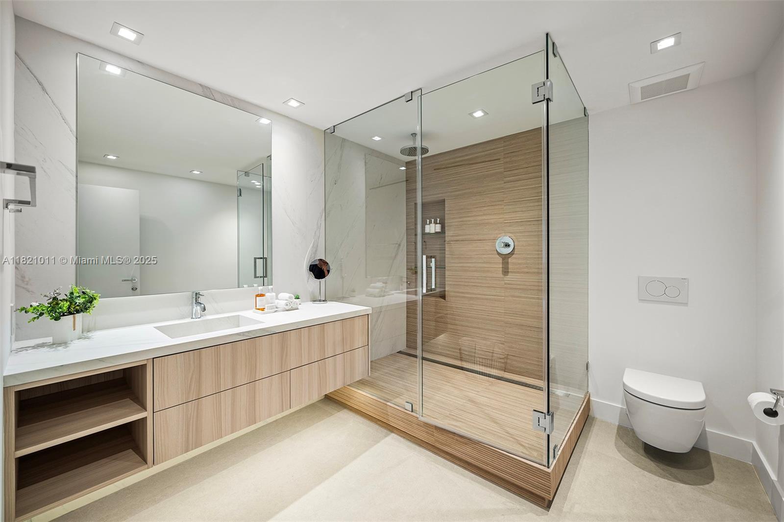 RONEY PALACE CONDO - Residential Lease