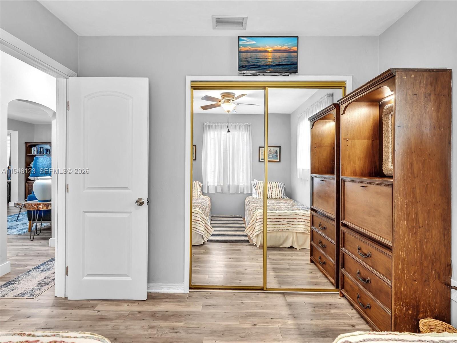 HOLLYWOOD PARK - Residential