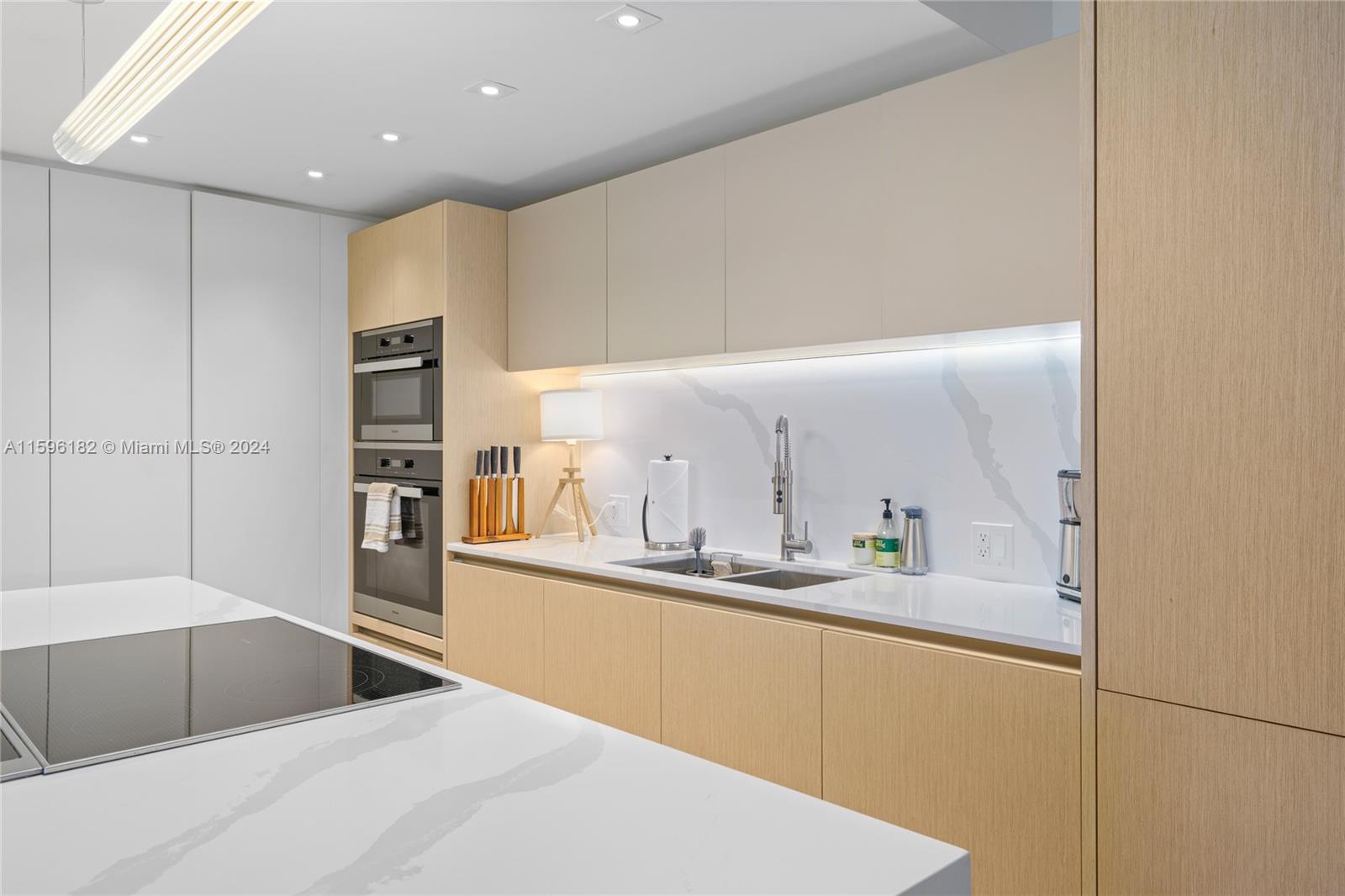 2301 Collins Ave 407