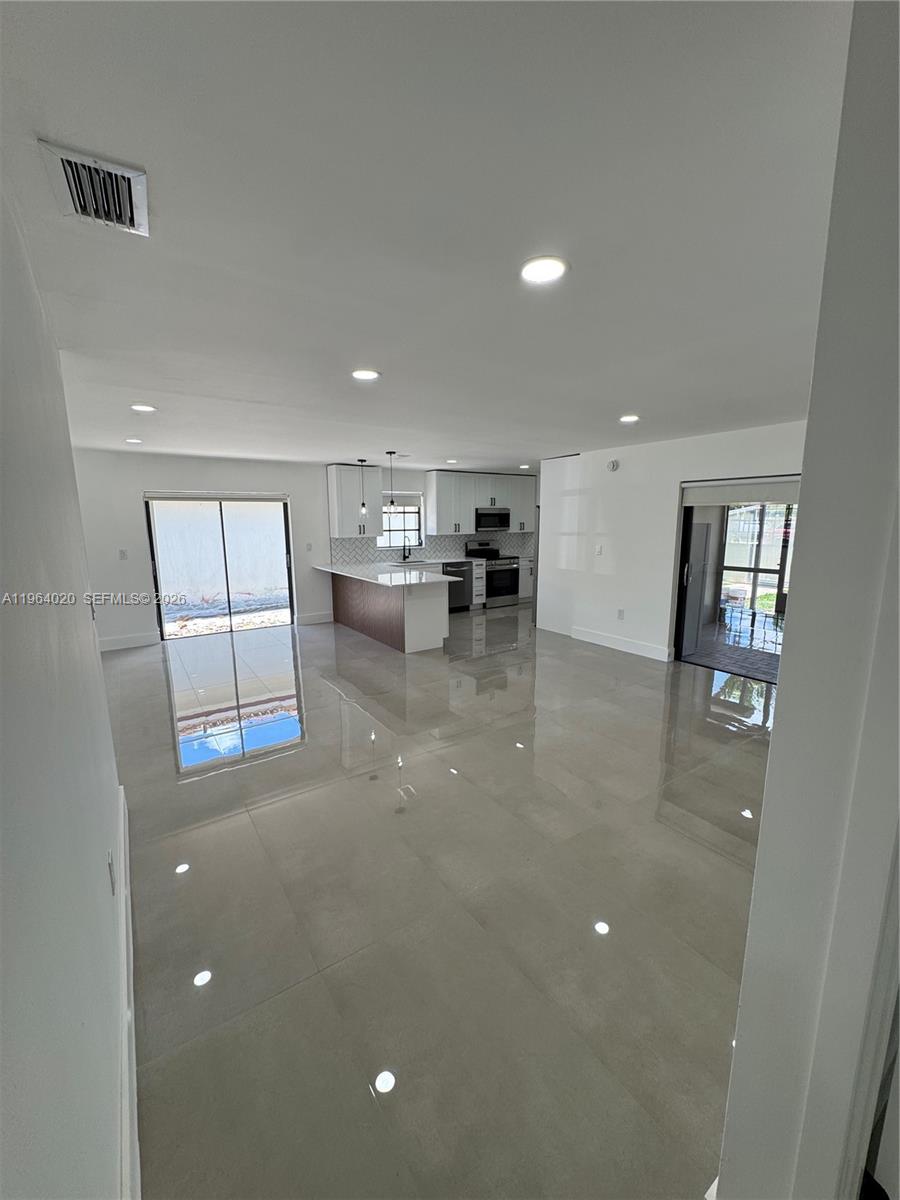 LEOMAR HOMES - Residential