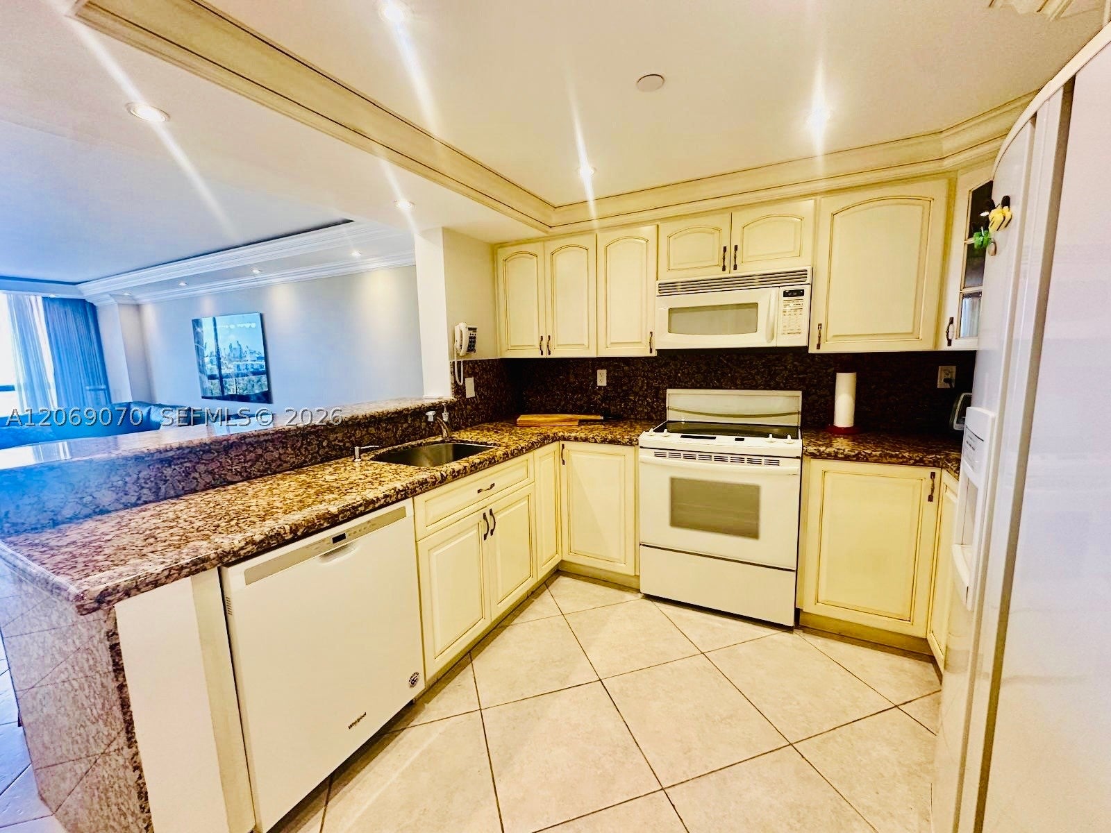 2555 Collins Ave 704